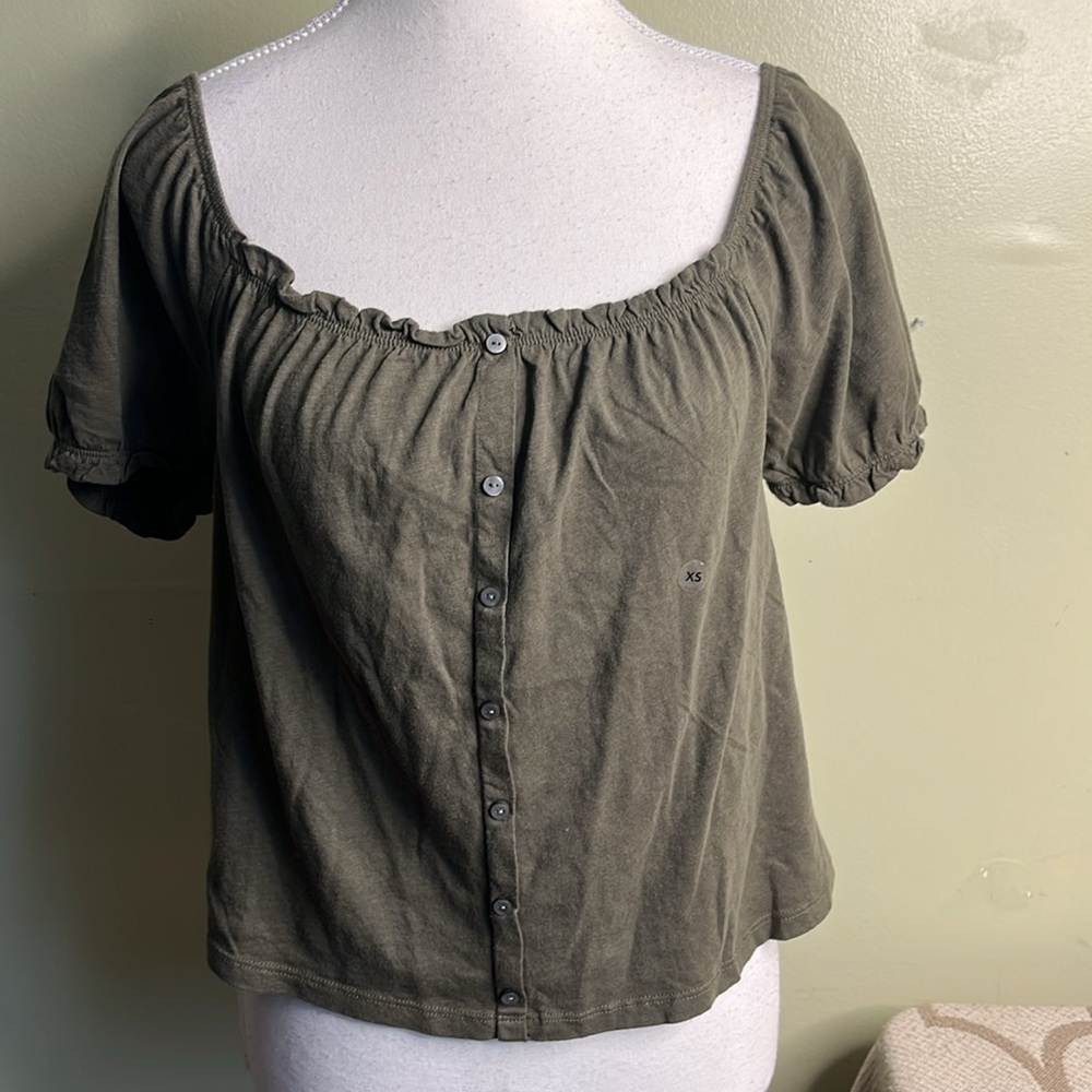 American Eagle Outfitters Green off shoulder short Sleeve Crop top size XS, NWT